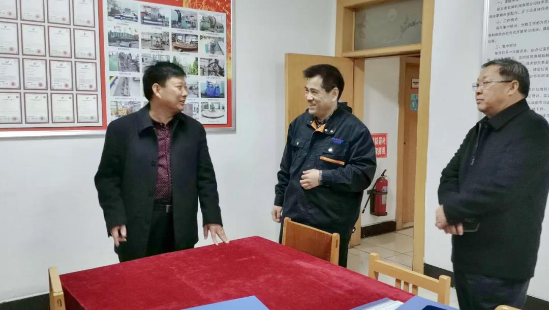 新鄉(xiāng)市總工會副主席王世良(左一)、輝縣市總工會主席李樹林(右一)指導工作