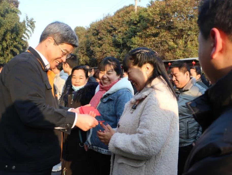 新鄉(xiāng)長城機械領(lǐng)導(dǎo)為員工發(fā)開工紅包