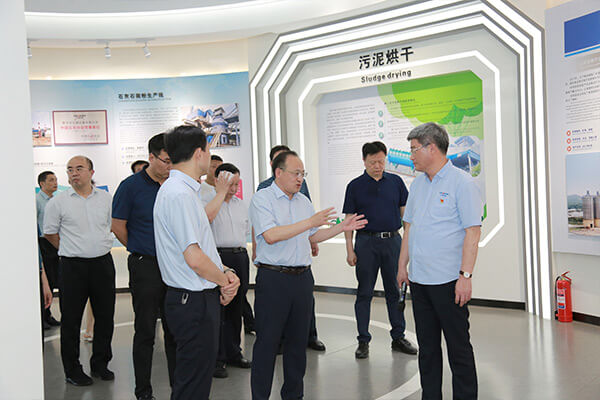 新鄉(xiāng)市政府市長魏建平到長城機械調(diào)研督導(dǎo)“萬人助萬企”活動開展情況 新鄉(xiāng)市政府市長魏建平到長城機械調(diào)研督導(dǎo)“萬人助萬企”活動開展情況