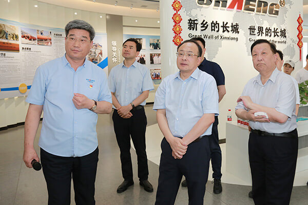 新鄉(xiāng)市政府市長魏建平到長城機械調(diào)研督導(dǎo)“萬人助萬企”活動開展情況 新鄉(xiāng)市政府市長魏建平到長城機械調(diào)研督導(dǎo)“萬人助萬企”活動開展情況