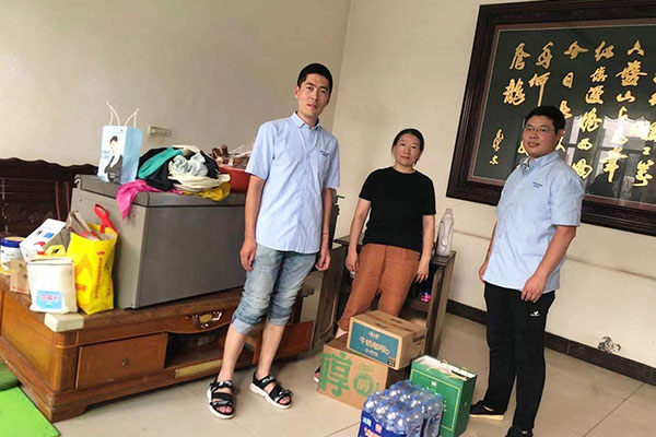 新鄉(xiāng)長(zhǎng)城派代表慰問受災(zāi)的員工 新鄉(xiāng)長(zhǎng)城派代表慰問受災(zāi)的員工