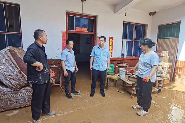 新鄉(xiāng)長(zhǎng)城派代表慰問受災(zāi)的員工 新鄉(xiāng)長(zhǎng)城派代表慰問受災(zāi)的員工