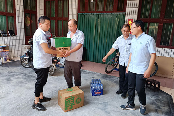 新鄉(xiāng)長(zhǎng)城派代表慰問受災(zāi)的員工 新鄉(xiāng)長(zhǎng)城派代表慰問受災(zāi)的員工