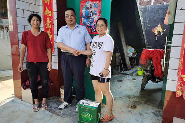 新鄉(xiāng)長(zhǎng)城派代表慰問受災(zāi)的員工 新鄉(xiāng)長(zhǎng)城派代表慰問受災(zāi)的員工