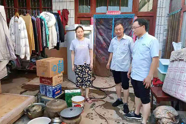 新鄉(xiāng)長(zhǎng)城派代表慰問受災(zāi)的員工 新鄉(xiāng)長(zhǎng)城派代表慰問受災(zāi)的員工