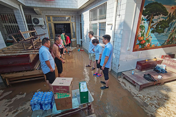 新鄉(xiāng)長(zhǎng)城派代表慰問受災(zāi)的員工 新鄉(xiāng)長(zhǎng)城派代表慰問受災(zāi)的員工