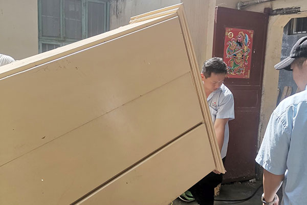 新鄉(xiāng)長(zhǎng)城派代表慰問受災(zāi)的員工 新鄉(xiāng)長(zhǎng)城派代表慰問受災(zāi)的員工