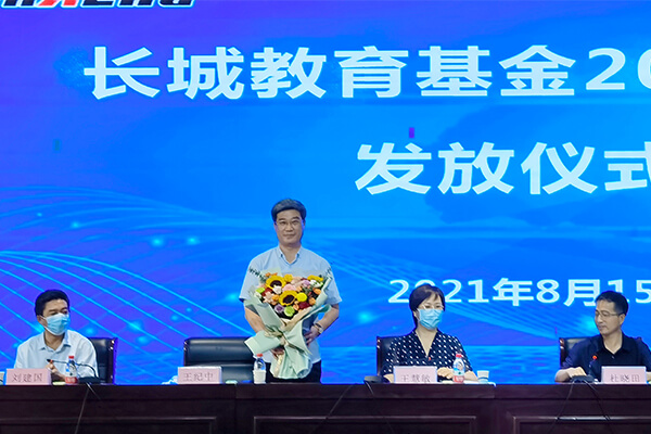 董事長(zhǎng)和王慧敏書記分別為獲獎(jiǎng)師生頒獎(jiǎng)