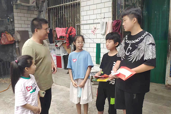 新鄉(xiāng)長(zhǎng)城集團(tuán)愛(ài)心家庭攜手輝縣義工“愛(ài)心助學(xué)，點(diǎn)亮希望”