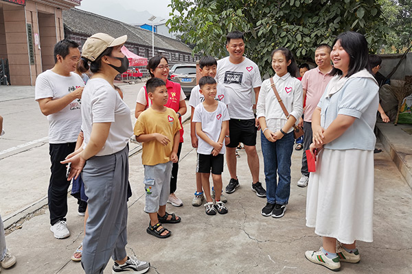 新鄉(xiāng)長(zhǎng)城集團(tuán)愛(ài)心家庭攜手輝縣義工“愛(ài)心助學(xué)，點(diǎn)亮希望”