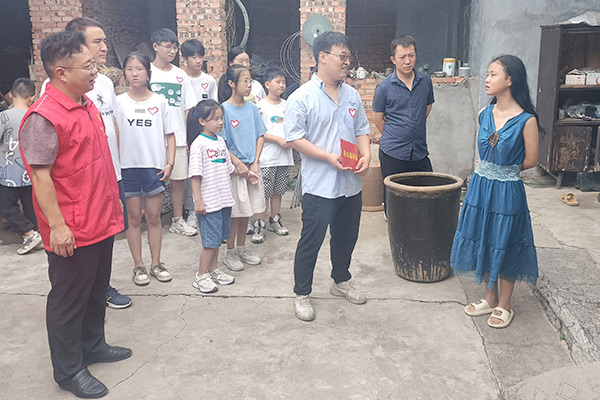 新鄉(xiāng)長(zhǎng)城集團(tuán)愛(ài)心家庭攜手輝縣義工“愛(ài)心助學(xué)，點(diǎn)亮希望”