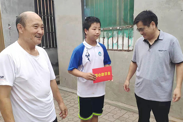 新鄉(xiāng)長(zhǎng)城集團(tuán)愛(ài)心家庭攜手輝縣義工“愛(ài)心助學(xué)，點(diǎn)亮希望”