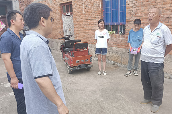 新鄉(xiāng)長(zhǎng)城集團(tuán)愛(ài)心家庭攜手輝縣義工“愛(ài)心助學(xué)，點(diǎn)亮希望”