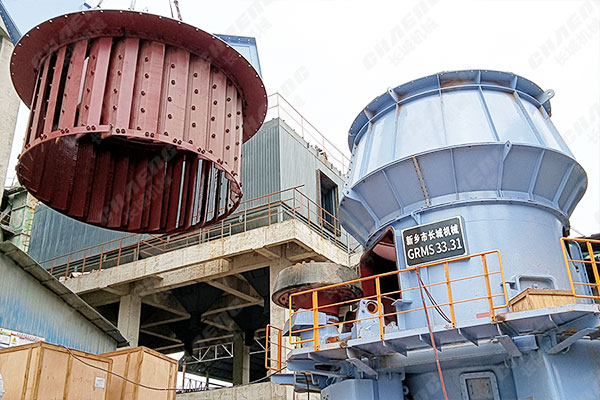 陜西年產(chǎn)30萬(wàn)噸礦渣立磨項(xiàng)目安裝現(xiàn)場(chǎng)